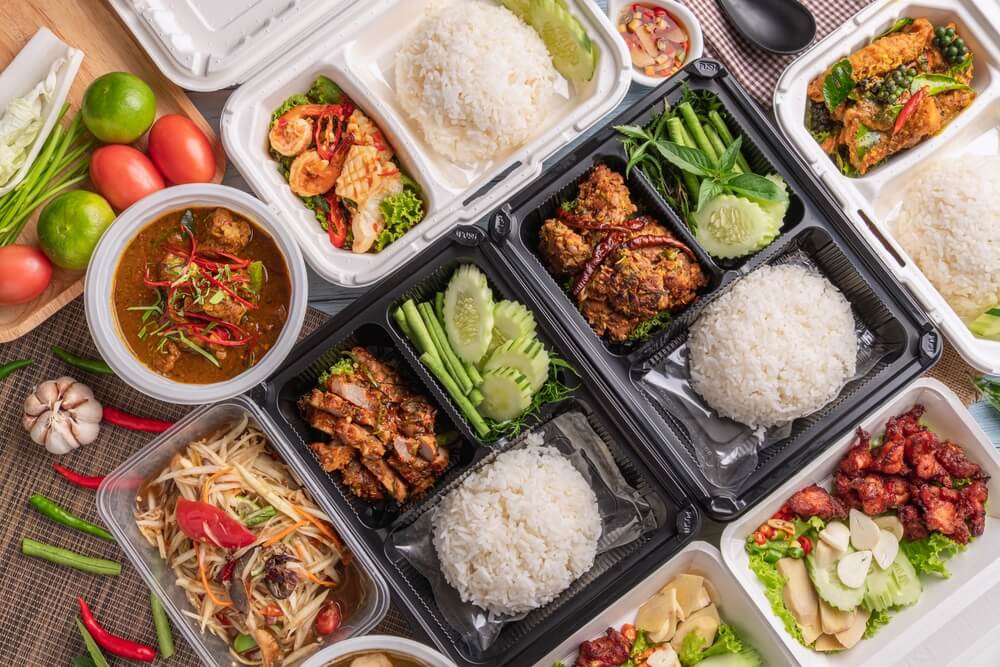 PP vs PET vs rPET – który materiał pojemnika do zgrzewu wybrać dla swojego cateringu?