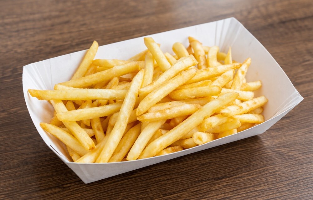 Tacki na frytki – papierowe, tekturowe i otwarte. Wymiary i zastosowania w fast food