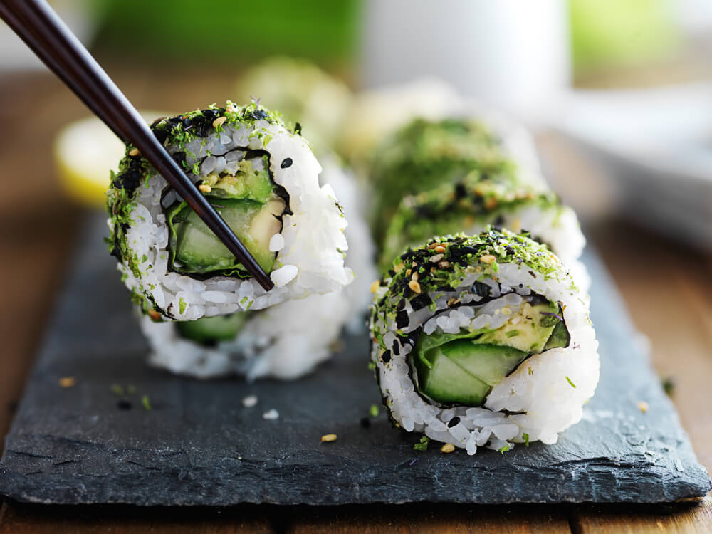 Pałeczki bambusowe do sushi – jednorazowe vs wielorazowe. Porównanie kosztów i ekologii