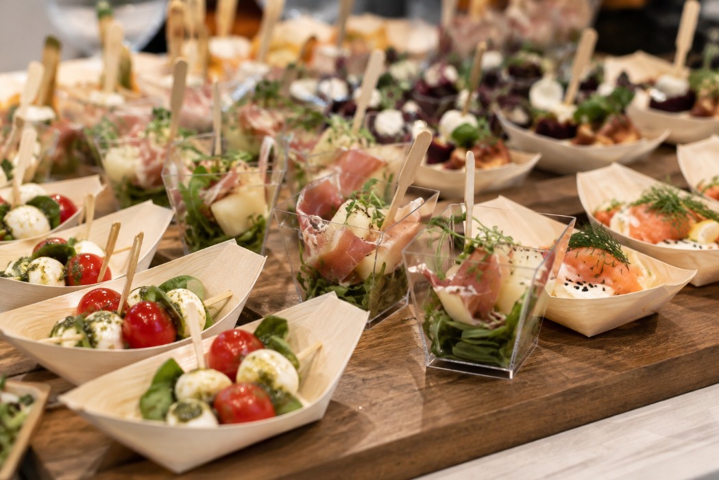 Miseczki fingerfood na targi i degustacje – jak zorganizować stanowisko promocyjne?